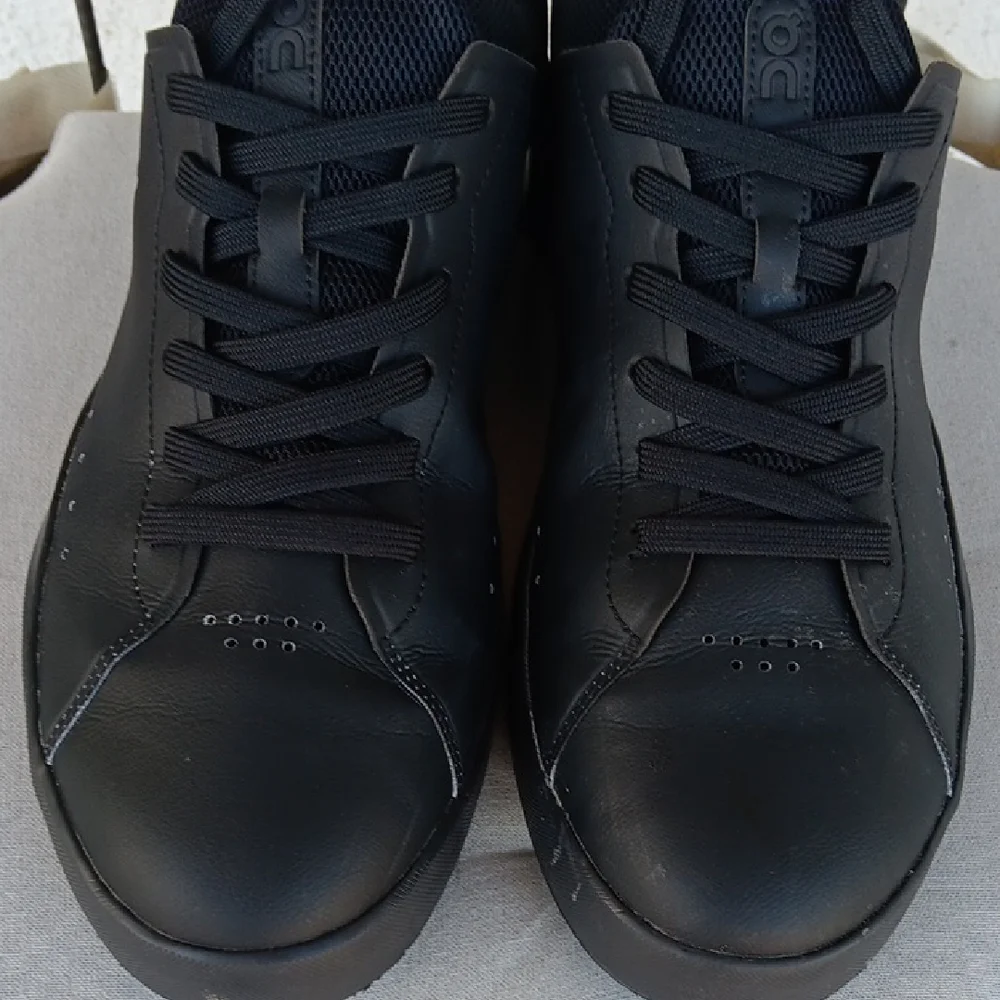On Running Black Sneakers Casual Low-Top Design - Picture 6 of 9